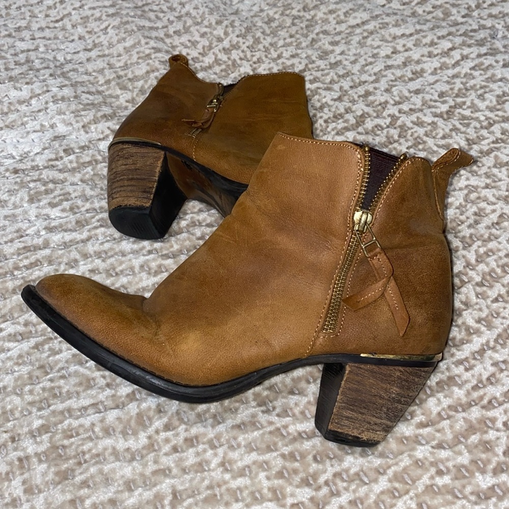 Brown boots with brass details Steve Madden